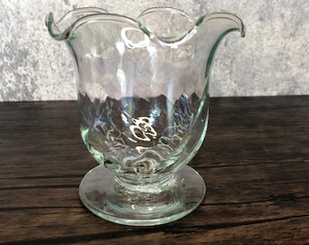 Vintage verre optique transparent avec un soupçon d'arc-en-ciel opalescent irisé brillant sur pied vase miniature bougeoir bol avec bord à volants