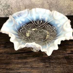 Antiguo cuenco de centro de mesa de vidrio Jefferson con diseño de hoja y arco meandro, de blanco opalescente a transparente, redondo, con borde ondulado de tres puntas, década de 1900
