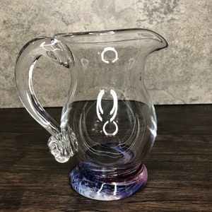 Vintage mundgeblasene Klarglas Wasser Limonade Eistee Krug mit Amethyst, Flieder, Lavendel, und rosa gedrehten Fuß Basis. Krönchen-Markus.