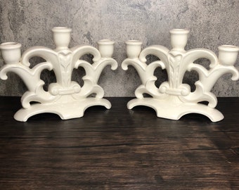 Paire, lot de 2 bougeoirs vintage Holland Mold, porcelaine blanche brillante, porcelaine, bougeoirs triples coniques. Régence d'Hollywood