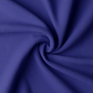 Könnte beinhalten: Eine Nahaufnahme eines tiefblauen Stoffes mit weicher, glatter Textur. Der Stoff ist gefaltet und verdreht, wodurch ein wirbelndes Muster entsteht.