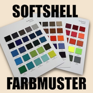 Può includere: Tre schede di campioni di colore con la parola SOFTSHELL sopra e FARBMUSTER sotto. Ogni scheda mostra una griglia di piccoli campioni di colore quadrati in varie tonalità, tra cui nero, blu, verde, arancione e rosso.