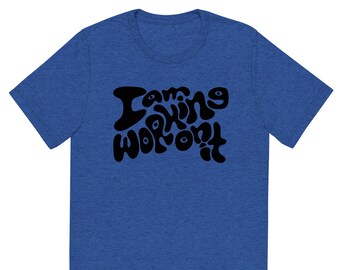 Camiseta unissex de manga curta Estou trabalhando nisso