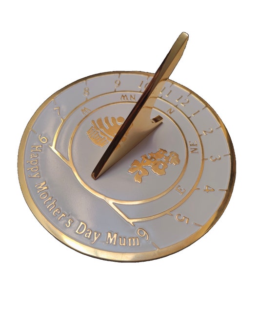 Reloj de sol de latón hecho a mano con la frase Feliz Día de la