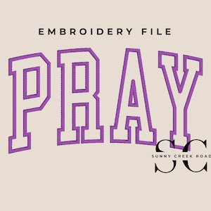 Puede incluir: Un diseño de archivo de bordado con la palabra "PRAY" en morado, con una fuente de estilo universitario. El texto está arqueado y delineado con un borde blanco. Las palabras "EMBROIDERY FILE" están encima de la palabra "PRAY". El logotipo de Sunny Creek Road está debajo.