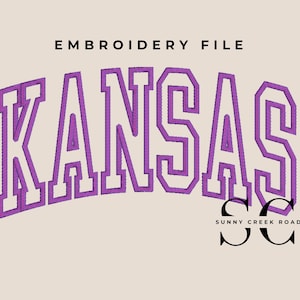 Puede incluir: Un diseño de archivo de bordado con la palabra "KANSAS" en morado, arqueada, con una fuente de estilo universitario. El texto "EMBROIDERY FILE" está encima de la palabra "KANSAS". El logotipo "SC SUNNY CREEK ROAD" está debajo.
