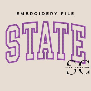 Puede incluir: Un diseño de archivo de bordado con la palabra "STATE" en morado, en una fuente de estilo universitario. El texto está arqueado y delineado. Debajo del texto está el texto "SUNNY CREEK ROAD" y las iniciales "SC".