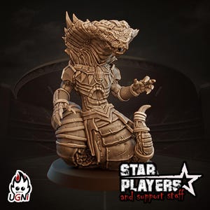 Puede incluir: Figura de fantasía beige de una criatura humanoide con forma de serpiente, con armadura y una expresión amenazante. La base tiene el texto "STAR PLAYERS and support staff" y un logotipo.