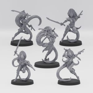 以下が含まれることがあります： 剣と銃をそれぞれ持った、ダイナミックなポーズの戦士の女性の5つの灰色のミニチュアフィギュア。フィギュアは黒い円形の台座にあり、髪は流れ、鎧のような服を着ています。全体的なテーマはファンタジーまたはSFです。