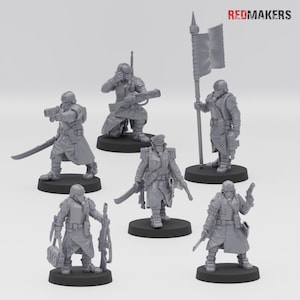 Peut inclure: Six figurines miniatures grises de soldats en tenue militaire futuriste. Chaque figurine est posée différemment, certaines tenant des armes, d'autres des épées ou des drapeaux. Le logo Redmakers est dans le coin supérieur droit.
