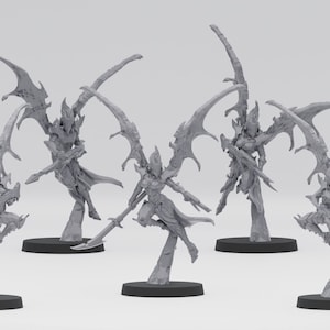 Può includere: Cinque miniature grigie di guerrieri alati, ognuno in posa dinamica con spade e armature intricate. Le figure poggiano su basi nere rotonde, mostrando dettagliati disegni alari e abiti fluenti.