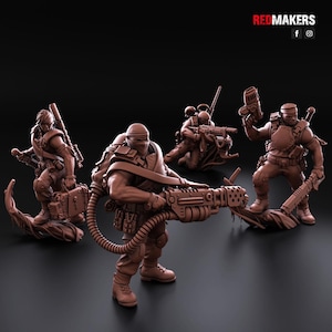 Może przedstawiać: Cztery szczegółowe figurki żołnierzy w futurystycznym otoczeniu, każda z unikalną bronią i wyposażeniem. Figurki są wykonane z brązowego tworzywa sztucznego i znajdują się w pozach akcji.