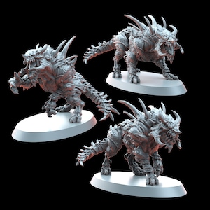 Puede incluir: Tres figuras de plástico grises, detalladas y en miniatura de una criatura monstruosa de cuatro patas, llena de pinchos, con una gran boca y dientes afilados. Las figuras están colocadas en diferentes posiciones sobre bases redondas.