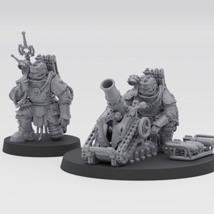 Puede incluir: Una miniatura de plástico gris de un mortero de estilo steampunk con un miembro de la tripulación. El mortero tiene un cañón, ruedas y una cadena de orugas. El miembro de la tripulación lleva un casco y una armadura.