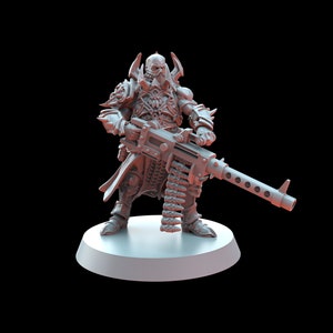 Puede incluir: Una figura en miniatura de plástico gris de un guerrero que sostiene una ametralladora grande. La figura lleva armadura y un casco con cuernos.