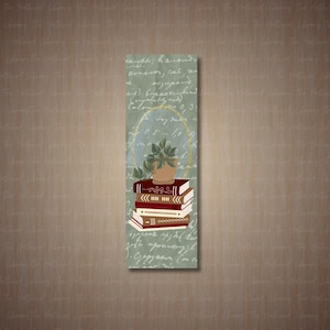 Puede incluir: Impresión artística rectangular que representa una pila de libros coronada por una planta en maceta. Los libros son de varios tonos de rojo y marrón. El fondo es verde apagado con escritura manuscrita y un óvalo dorado.