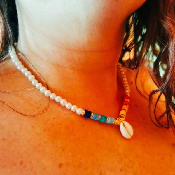 Collier de perles imitation perle de culture, perle heishi et coquillage - tour de cou - Collier été - Collier surfeur - idée cadeau fille