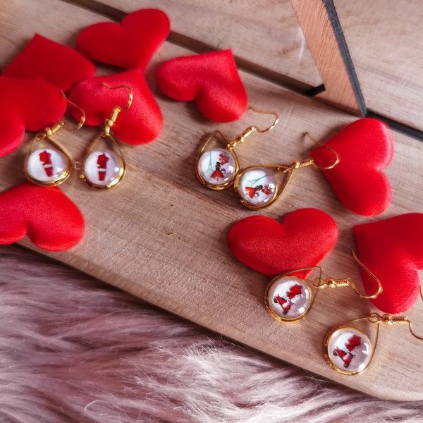 Boucles d'oreilles pendantes en acier inoxydable dorées avec cabochon d'image d'amour. Fines et légère. Parfait pour offrir à sa maman.