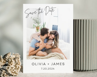 Modello minimalista per annunciare la data del matrimonio in stile Polaroid (Canva)