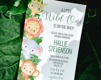 Un piccolo selvaggio è in arrivo, invito per baby shower con animali da safari e vegetazione, tema baby shower giungla, baby shower Canva PRO