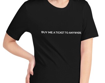 Puede incluir: Camiseta negra con el texto "BUY ME A TICKET TO ANYWHERE" impreso en blanco en la parte delantera.