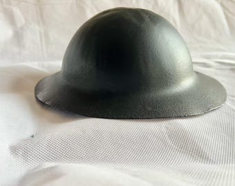 Capacete raro e original do início da Primeira Guerra Mundial, modelo Brodie britânico do Ministério da Guerra, sem aro (borda crua).