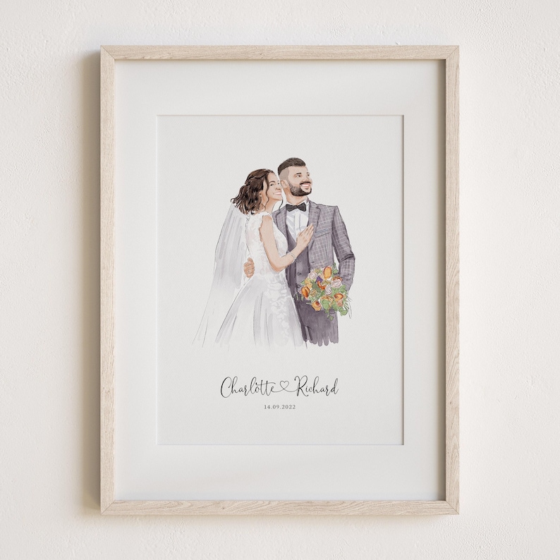 Puede incluir: Retrato en acuarela de una pareja en un marco de madera clara. La novia lleva un vestido de novia blanco y velo, y el novio un traje gris y pajarita, sosteniendo un ramo. Los nombres "Charlotte & Richard" y la fecha "14.09.2022" est&aacute;n escritos debajo.