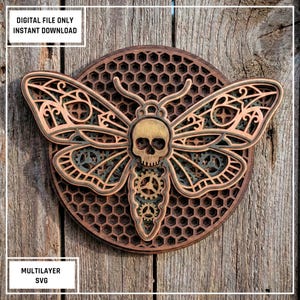 Puede incluir: Una obra de arte de madera multicapa con un diseño de polilla con cabeza de calavera y detalles de engranajes. La obra de arte es en tonos marrones, beige y verdes, con un fondo de panal. El texto en la imagen dice "DIGITAL FILE ONLY INSTANT DOWNLOAD" y "MULTILAYER SVG".