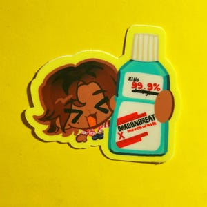 Peut inclure: Illustration de dessin animé d'une personne tenant un flacon bleu de bain de bouche. Le flacon a une étiquette rouge avec le texte "Dragonbreath Mouthwash" et "Kills 99.9% Bad Breath".