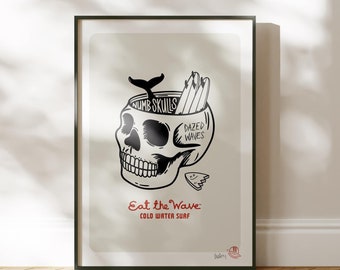 Póster de surf en aguas frías: Impresión artística de surf con calaveras entumecidas