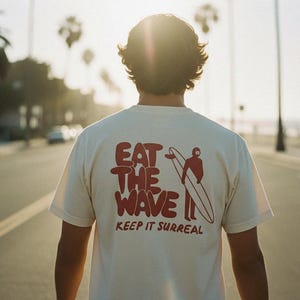 Surreal Surf T-Shirt: Bio-Baumwolle, Handsiebdruck