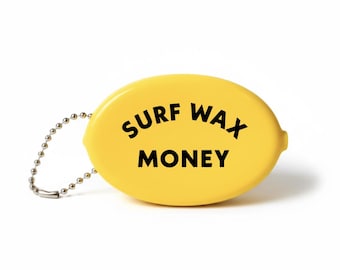 Llavero monedero con forma de moneda Surf Wax Money, accesorio retro de surf en amarillo brillante.