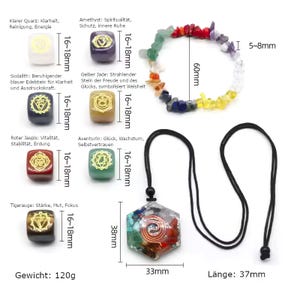 K&ouml;nnte beinhalten: Sieben Chakra-Steine in verschiedenen Farben, darunter klar, lila, gr&uuml;n, gelb, rot und schwarz, mit goldenen Symbolen. Die Steine sind in einer Reihe angeordnet, mit den Worten "Klarer Quarz", "Amethyst", "Gelber Jade", "Roter Jaspis", "Aventurin" und "Tigerauge" dar&uuml;ber geschrieben. Die Steine sind 16-18 mm gro&szlig;. Eine schwarze Schnurkette mit einem sechseckigen Anh&auml;nger, der eine Spirale aus sieben Chakra-Steinen zeigt, ist ebenfalls abgebildet. Der Anh&auml;nger ist 33 mm breit und 38 mm hoch. Die Kette ist 37 cm lang. Ein Armband aus kleinen Chakra-Steinen ist ebenfalls abgebildet. Das Armband hat einen Durchmesser von 60 mm und die Steine sind 5-8 mm gro&szlig;.