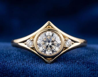 2Ct Runder Diamant Lünette Verlobungsring, geometrischer Goldring, Dreiecksrahmenring, moderner minimalistischer Verlobungsring, einzigartiger Brautring