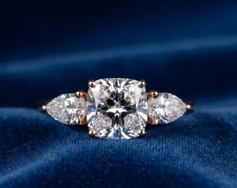 2Ct Kissenschliff Diamantring, Drei-Stein-Ring, Birne Seitensteine, Rosegold Ring, Vintage inspirierter Verlobungsring, einzigartiger Brautring