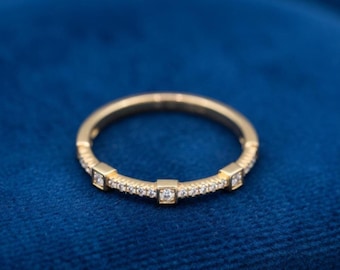 Geometric Diamond Band Gold – Square Bezel & Round Diamond Ring – Minimalist Stacking Ring – Dainty Wedding Band – Gift for Her