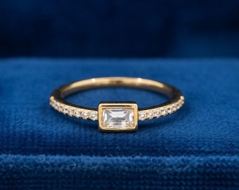 Baguette Diamant Ring | Gold Verlobungsring | Bezel Set Center Stone mit Pavé Band | Zierlicher Gold Diamant Ring