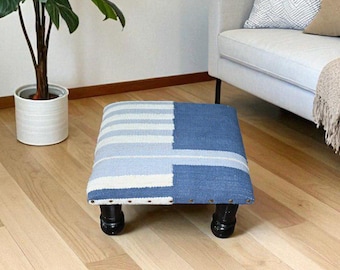 Reposapiés otomano Kilim hecho a mano: puf de madera tapizado tribal bohemio, banco decorativo duradero y cojín de asiento de la India Pufs otomanos.