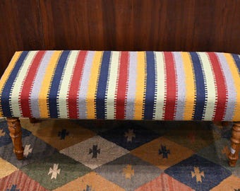 Banco otomano de inspiración vintage: asiento de algodón tapizado en kilim con patas de madera: perfecto para el pasillo, el dormitorio o el banco de la sala de estar.