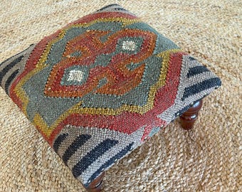 Reposapiés otomano Kilim hecho a mano, taburete tapizado estilo bohemio, reposapiés con patas de madera rústicas, reposapiés de decoración vintage para el hogar, silla Kilim para mesita de noche.