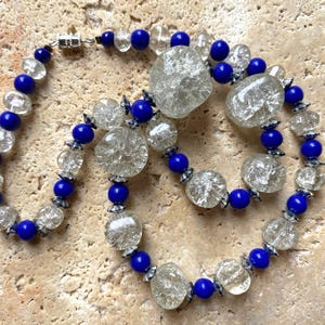 Collar vintage francés de cuentas de cristal agrietado y vidrio azul, colección de moda - década de 1960 - blanco y azul - Joyería retro chic ENVÍO GRATUITO