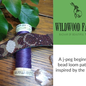 Könnte beinhalten: Ein Perlenarmband mit Mond-Design, mit burgunderfarbenen, goldenen und weißen Perlen. Das Armband wird auf einer Spule mit lila Faden präsentiert. Das Bild enthält auch den Text "WILDWOOD FAYRE" und "A j-peg beginners bead loom pattern inspired by the moon."