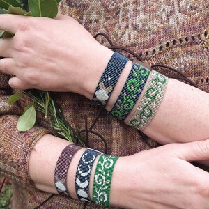 Puede incluir: Cuatro pulseras de cuentas con diferentes dise&ntilde;os. Las pulseras est&aacute;n hechas con cuentas peque&ntilde;as y coloridas y presentan patrones de lunas, estrellas y formas geom&eacute;tricas. Las pulseras se llevan en la mu&ntilde;eca.