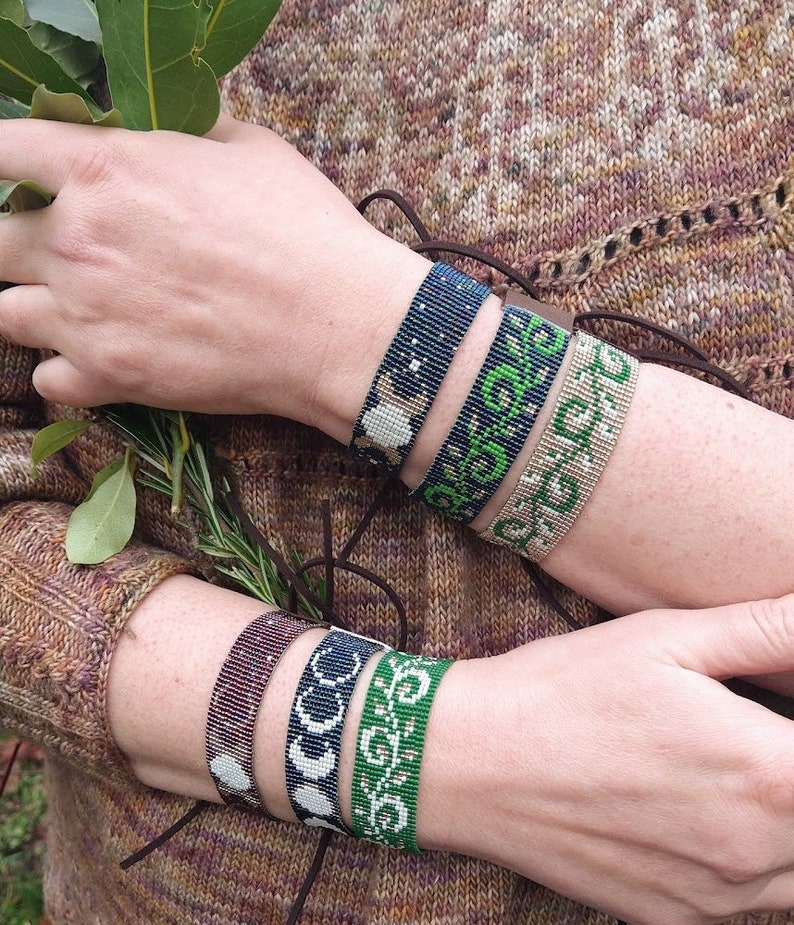 Puede incluir: Cuatro pulseras de cuentas con diferentes dise&ntilde;os. Las pulseras est&aacute;n hechas con cuentas peque&ntilde;as y coloridas y presentan patrones de lunas, estrellas y formas geom&eacute;tricas. Las pulseras se llevan en la mu&ntilde;eca.