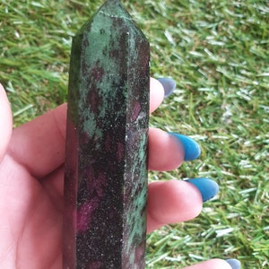 Rubin på Zoisit-torn, Zoisit, rubin, rubin på zoisit, helande sten, natursten N°2:126g/H99mm/L25mm