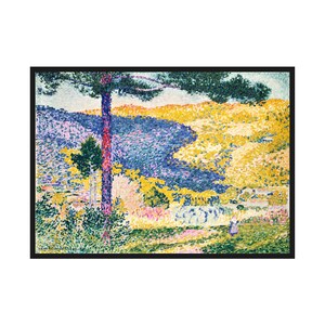 以下が含まれることがあります： 黒い縁取りのある額入りの風景画。このアートワークは、中央に高い木、青い川、黄色と緑の畑があるカラフルなシーンを描いています。絵画は点描スタイルです。