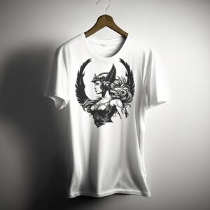 Puede incluir: Camiseta blanca con un estampado gr&aacute;fico en blanco y negro de una mujer con casco y armadura con alas.