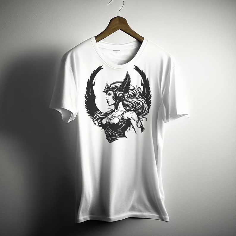 Puede incluir: Camiseta blanca con un estampado gr&aacute;fico en blanco y negro de una mujer con casco y armadura con alas.