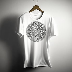 Puede incluir: Camiseta blanca con un estampado gr&aacute;fico en blanco y negro del calendario azteca. El gr&aacute;fico est&aacute; centrado en la camiseta.