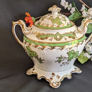 19th Century Green Oak leaf Decoration & Gold Gilded Lidded Sugar Bowl